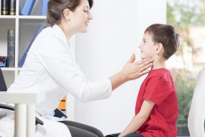 Pédiatre examinant un enfant