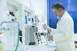 Scientifique dans un laboratoire